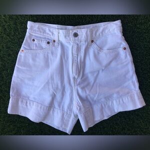LEVI’S MOM A LINE JEAN SHORTS IN WANT NOT WHITE (‘90s VINTAGE FIT) - SIZE 27